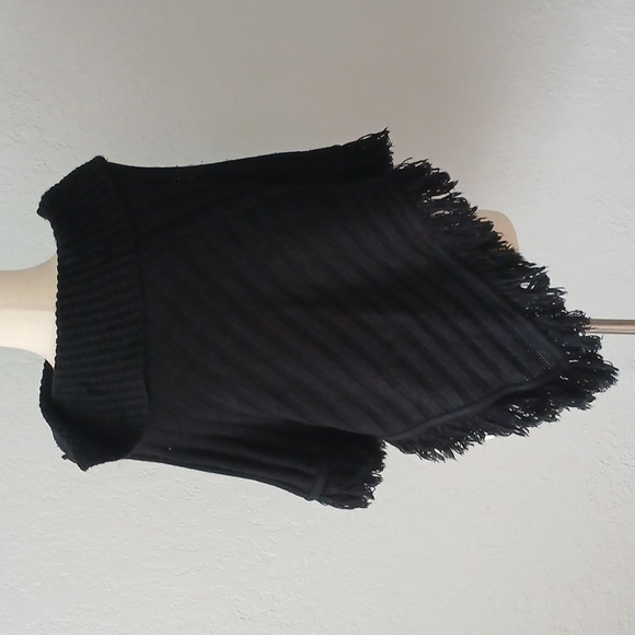 Poncho - Picture 5 of 7